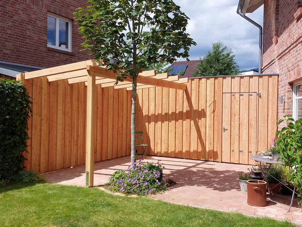 umgesetzt von Holzhof Friedrichsruh: Gemütliche Sitzecke mit Pergola – windgeschützte Relax-Oase aus Lärche Gemütliche Sitzecke mit Pergola – windgeschützte Relax-Oase aus Lärche